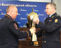 Александр Кравченко (слева) и Анатолий Гулевский во время церемонии награждения