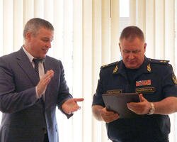 Анатолий Гулевский (слева) вручает диплом Павлу Радченко